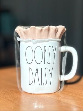 🌼 Rae Dunn ‘OOPSY DAISY’ Classic Font Mug w Daisy/Bee Lid Topper - NWOT